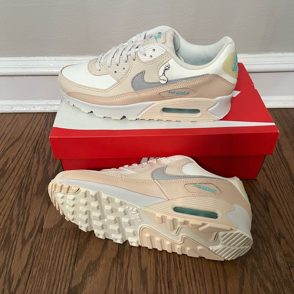 Women’s Airmax 90 “Mama” 2022